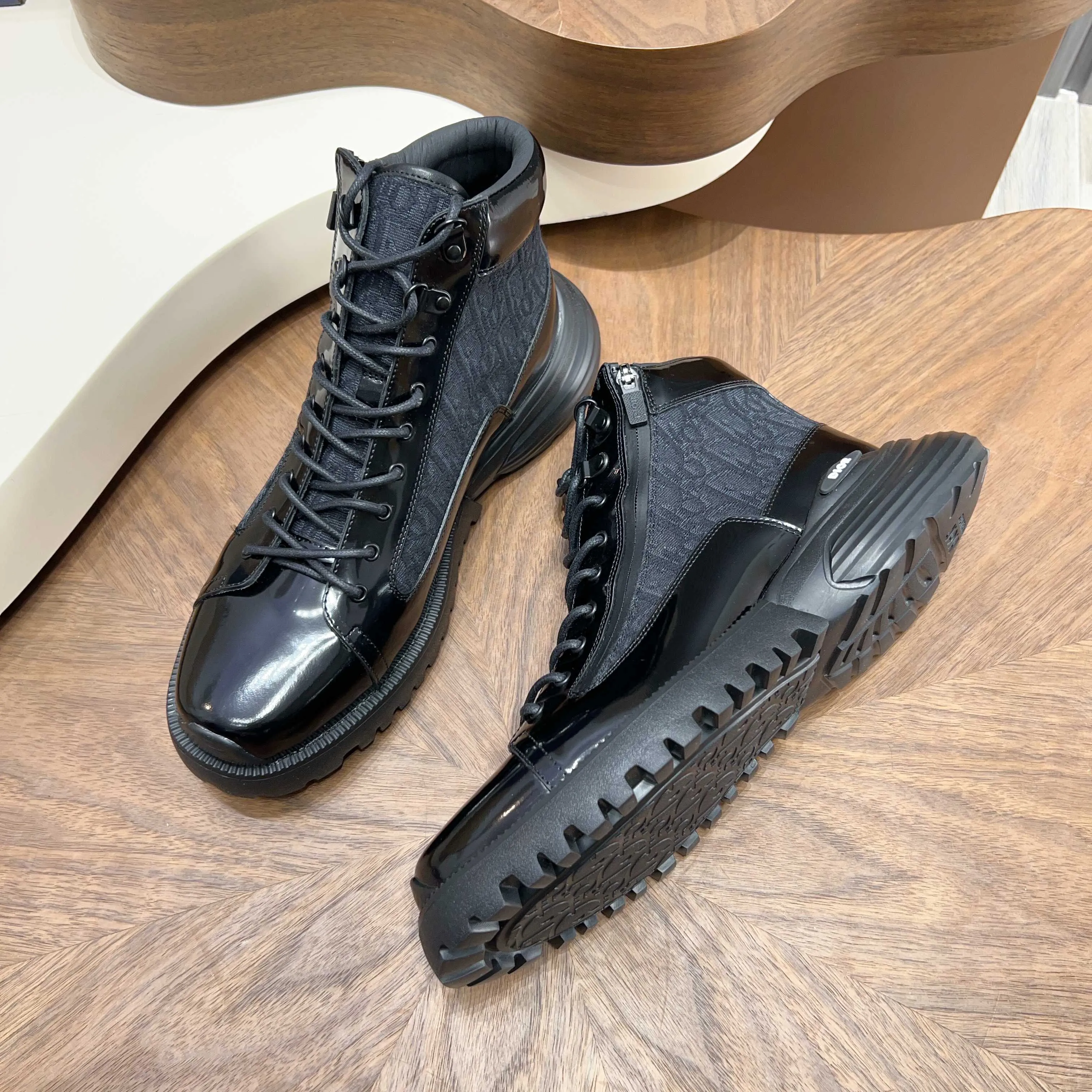 💰860 Dio* - Dior's autumn and winter luxury men's mid-top short boots, purely handmade, both inside and outside are imported first-layer cowhide, high-end quality and exquisite craftsmanship. Original TPU combination outsole. Wear a noble gentleman's taste. The best last type has been carefully debugged. 100% comfort. Size: 38-44 (38-45 can be customized)